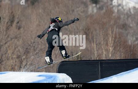 Yabuli, Chinas Provinz Heilongjiang. 15. März 2016. Brandon Davis der Vereinigten Staaten konkurriert, während die Männer Slopestyle Finale bei den Corona Snowboard Weltmeisterschaften in Yabuli Stadt, Nordost-China Provinz Heilongjiang, 15. März 2016. Brandon Davis behauptete den Titel mit 88,65 Punkten. Bildnachweis: Wang Kai/Xinhua/Alamy Live-Nachrichten Stockfoto