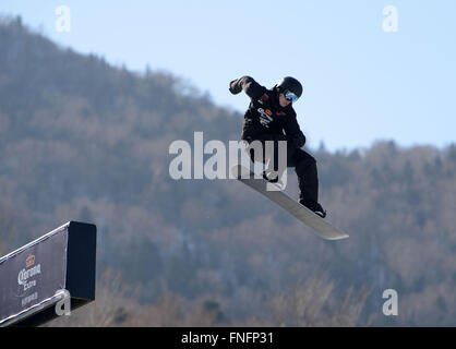 Yabuli, Chinas Provinz Heilongjiang. 15. März 2016. Max Parrot von Kanada konkurriert, während die Männer Slopestyle Finale bei den Corona Snowboard Weltmeisterschaften in Yabuli Stadt, Nordost-China Provinz Heilongjiang, 15. März 2016. Max Parrot gewann die Silbermedaille mit 86,75 Punkten. Bildnachweis: Wang Kai/Xinhua/Alamy Live-Nachrichten Stockfoto