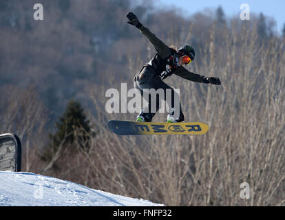 Yabuli, Chinas Provinz Heilongjiang. 15. März 2016. Veraltete als Norwegen konkurriert, während die Männer Slopestyle Finale bei den Corona Snowboard Weltmeisterschaften in Yabuli Stadt, Nordost-China Provinz Heilongjiang, 15. März 2016. Stale Sandbech gewann die Bronzemedaille mit 80,10 Punkten. Bildnachweis: Wang Kai/Xinhua/Alamy Live-Nachrichten Stockfoto