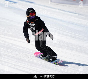 Yabuli, Chinas Provinz Heilongjiang. 15. März 2016. Jamie Anderson von den Vereinigten Staaten tritt während der Frauen Slopestyle Finale bei den Corona Snowboard Weltmeisterschaften in Yabuli Stadt, Nordost-China Provinz Heilongjiang, 15. März 2016. Jamie Anderson gewann die Goldmedaille mit 90,25 Punkte. Bildnachweis: Wang Kai/Xinhua/Alamy Live-Nachrichten Stockfoto