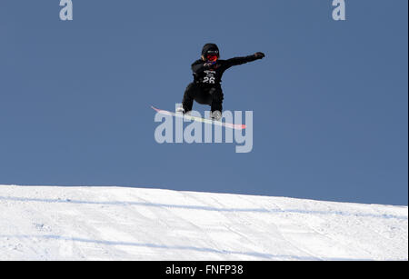 Yabuli, Chinas Provinz Heilongjiang. 15. März 2016. Jamie Anderson von den Vereinigten Staaten tritt während der Frauen Slopestyle Finale bei den Corona Snowboard Weltmeisterschaften in Yabuli Stadt, Nordost-China Provinz Heilongjiang, 15. März 2016. Jamie Anderson gewann die Goldmedaille mit 90,25 Punkte. Bildnachweis: Wang Kai/Xinhua/Alamy Live-Nachrichten Stockfoto