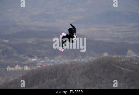 Yabuli, Chinas Provinz Heilongjiang. 15. März 2016. Jamie Anderson von den Vereinigten Staaten tritt während der Frauen Slopestyle Finale bei den Corona Snowboard Weltmeisterschaften in Yabuli Stadt, Nordost-China Provinz Heilongjiang, 15. März 2016. Jamie Anderson gewann die Goldmedaille mit 90,25 Punkte. Bildnachweis: Wang Kai/Xinhua/Alamy Live-Nachrichten Stockfoto