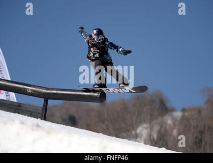 Yabuli, Chinas Provinz Heilongjiang. 15. März 2016. Enni Rukajarvi Finnlands konkurriert während der Frauen Slopestyle Finale bei den Corona Snowboard Weltmeisterschaften in Yabuli Stadt, Nordost-China Provinz Heilongjiang, 15. März 2016. Enni Rukajarvi gewann die Silbermedaille mit 86,50 Punkten. Bildnachweis: Wang Kai/Xinhua/Alamy Live-Nachrichten Stockfoto