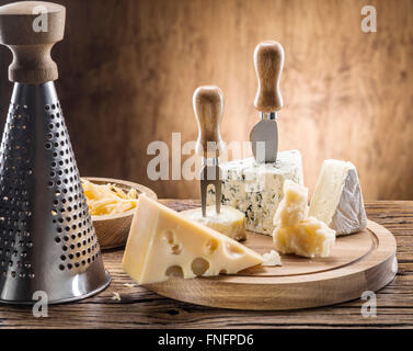 Verschiedene Käsesorten auf einem Holzbrett. Stockfoto