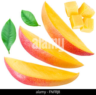 Scheiben Mango-Frucht und Blätter über weiß. Datei enthält Beschneidungspfade. Stockfoto