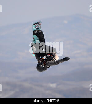 Yabuli, Chinas Provinz Heilongjiang. 15. März 2016. Julia Marino der Vereinigten Staaten tritt während der Frauen Slopestyle Finale bei den Corona Snowboard Weltmeisterschaften in Yabuli Stadt, Nordost-China Provinz Heilongjiang, 15. März 2016. Julia Marino gewann die Bronzemedaille mit 82,30 Punkten. Bildnachweis: Wang Kai/Xinhua/Alamy Live-Nachrichten Stockfoto