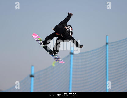 Yabuli, Chinas Provinz Heilongjiang. 15. März 2016. Jamie Anderson von den Vereinigten Staaten tritt während der Frauen Slopestyle Finale bei den Corona Snowboard Weltmeisterschaften in Yabuli Stadt, Nordost-China Provinz Heilongjiang, 15. März 2016. Jamie Anderson gewann die Goldmedaille mit 90,25 Punkte. Bildnachweis: Wang Kai/Xinhua/Alamy Live-Nachrichten Stockfoto