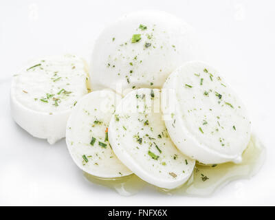 Mozzarella auf dem weißen Hintergrund. Stockfoto
