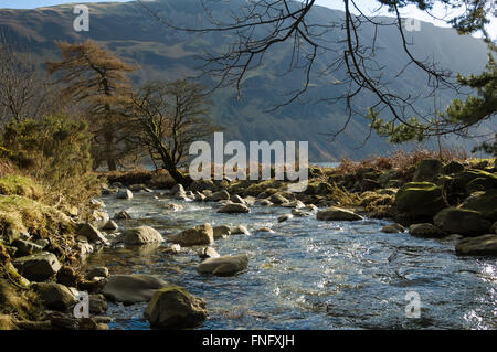 Nether Beck bei Wasdale, Cumbria mit Illgill Head im Hintergrund Stockfoto