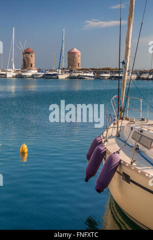 Ansicht des Mandraki-Hafen und die berühmten Windmühlen in Insel Rhodos in Griechenland. Stockfoto