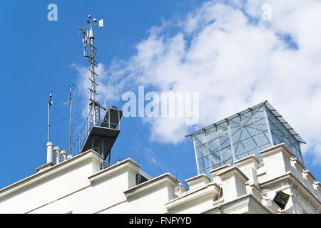 Meteorologische Geräte auf Dach über blauen Himmel Stockfoto