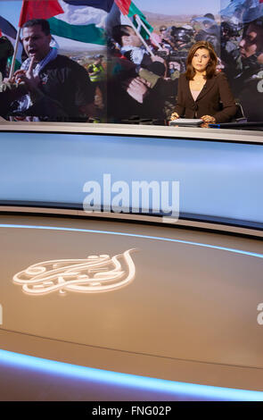 Detail der Nachrichtensprecher und Schreibtisch. Al Jazeera Studio an der Shard, London, Vereinigtes Königreich. Architekt: Veech Media, 2014. Stockfoto