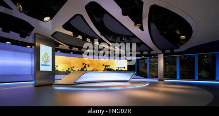 Panoramablick auf News-Studio mit beleuchteten Schreibtisch und Rückprojektion. Al Jazeera Studio an der Shard, London, Vereinigtes Königreich. Stockfoto