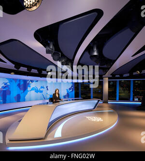 Blick auf News-Studio mit Moderator on-Air. Al Jazeera Studio an der Shard, London, Vereinigtes Königreich. Architekt: Veech Media, 2014. Stockfoto