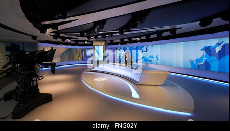 Blick auf News-Studio mit Moderator on-Air mit Silhouette Kamera. Al Jazeera Studio an der Shard, London, Vereinigtes Königreich. Archi Stockfoto