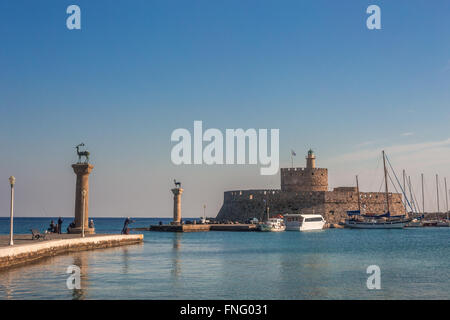 Eingang des Mandraki Hafen, Deer Statuen, Saint Nicholas Fortress, Rhodes island, Griechenland Stockfoto