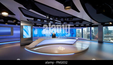 Vorderansicht des Vortragenden und Nachrichten Schreibtisch mit Blick auf die Skyline von London. Al Jazeera Studio an der Shard, London, Vereinigtes König Stockfoto