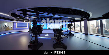 Panorama der Newsroom mit Kameras und Blick auf die Stadt. Al Jazeera Studio an der Shard, London, Vereinigtes Königreich. Architekt: Veech Stockfoto