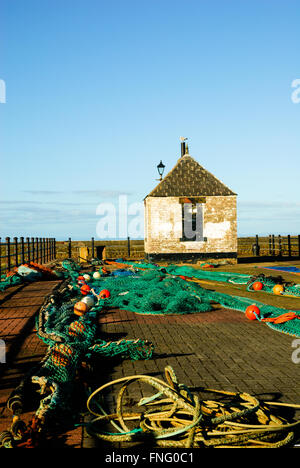 Fischernetze trocknen am Kai in Maryport Harbour, Maryport, Cumbria, England Stockfoto