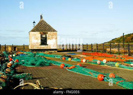 Fischernetze trocknen am Kai in Maryport Harbour, Maryport, Cumbria, England Stockfoto