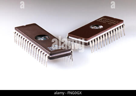 Zwei EPROM IC Chips auf einem weißen Hintergrund angeordnet Stockfoto