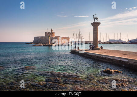 Eingang des Mandraki Hafen, Deer Statuen, Saint Nicholas Fortress, Rhodes island, Griechenland Stockfoto