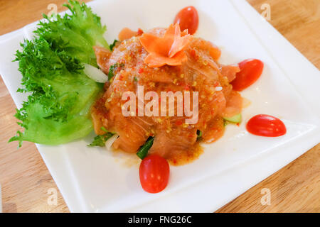 Würziger Lachs Salat mit verschiedenem Gemüse und Kräuter Stockfoto