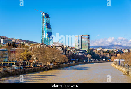 Mit dem Fluss Kura - Georgien Tbilisi Stockfoto