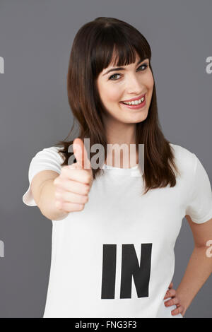 Junge Frau Unterstützer tragen bedruckt mit Slogan-T-Shirt Stockfoto