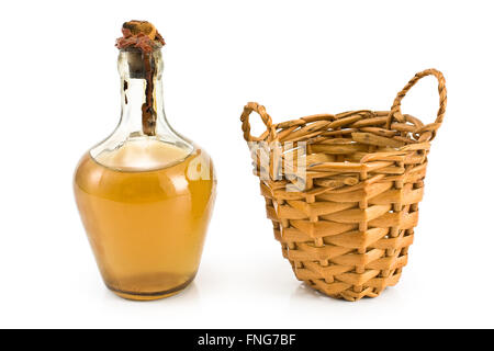 Alte versiegelt Flasche Weißwein mit Korb isoliert auf weiß Stockfoto