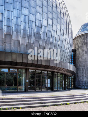 Das Zeiss-Großplanetarium des Architekten Erhardt Gißke wurde 1987 an den Grenzen des Ernst-Thälmann-Parks Prenzlauer Berg, Berlin, eröffnet Stockfoto