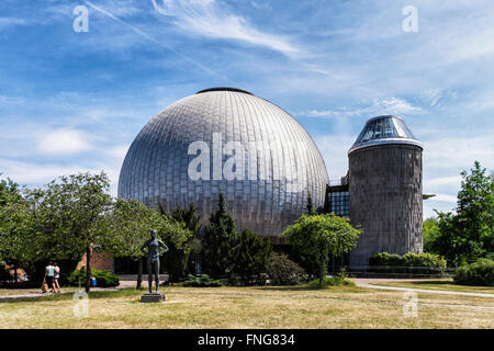 Das Zeiss-Großplanetarium des Architekten Erhardt Gißke wurde 1987 an den Grenzen des Ernst-Thälmann-Parks Prenzlauer Berg, Berlin, eröffnet Stockfoto