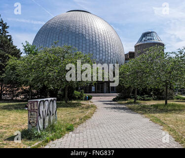 Das Zeiss-Großplanetarium des Architekten Erhardt Gißke wurde 1987 an den Grenzen des Ernst-Thälmann-Parks Prenzlauer Berg, Berlin, eröffnet Stockfoto