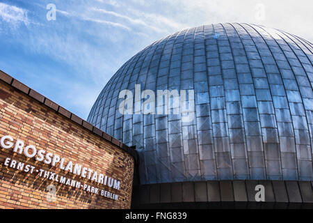 Das Zeiss-Großplanetarium des Architekten Erhardt Gißke wurde 1987 an den Grenzen des Ernst-Thälmann-Parks Prenzlauer Berg, Berlin, eröffnet Stockfoto