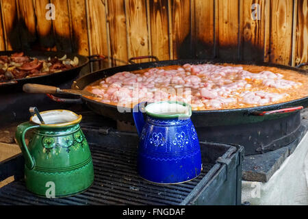 Budapest, Ungarn Hahn Hoden Eintopf kochen bei einer Garküche in der central market Stockfoto