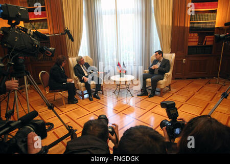 Athen, Griechenland. 15. März 2016. Der griechische Premierminister Alexis Tsipras (1. R) spricht mit armenischen Präsidenten Serzh Sargsyan (2. R) während eines Treffens in der Maximos Villa in Athen, Griechenland, 15. März 2016. Sargsjan ist bei einem zweitägigen Besuch nach Griechenland, um die Wirtschaftsbeziehungen zwischen den beiden Ländern zu stärken. © Marios Lolos/Xinhua/Alamy Live-Nachrichten Stockfoto
