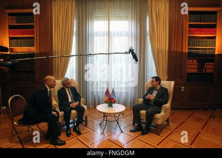 Athen, Griechenland. 15. März 2016. Der griechische Premierminister Alexis Tsipras (1. R) spricht mit armenischen Präsidenten Serzh Sargsyan (2. R) während eines Treffens in der Maximos Villa in Athen, Griechenland, 15. März 2016. Sargsjan ist bei einem zweitägigen Besuch nach Griechenland, um die Wirtschaftsbeziehungen zwischen den beiden Ländern zu stärken. © Marios Lolos/Xinhua/Alamy Live-Nachrichten Stockfoto