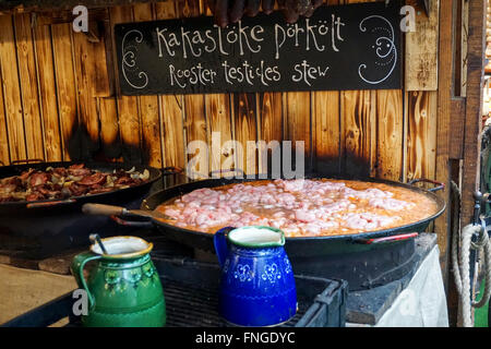 Budapest, Ungarn Hahn Hoden Eintopf kochen bei einer Garküche in der central market Stockfoto