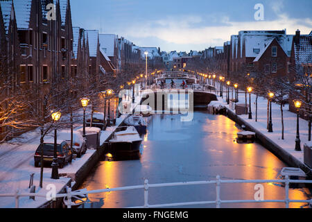 Kanal im Winter in Leiden, Holland Stockfoto