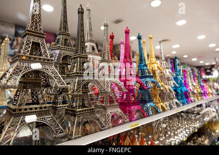 Kleine und farbigen Eiffel Turm Souvenirs im shop Stockfoto