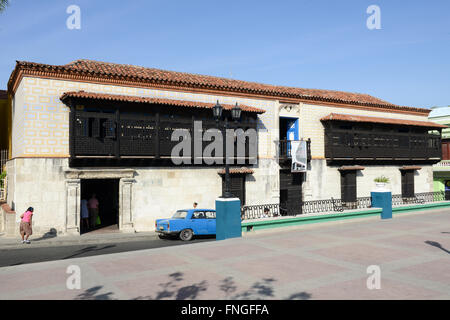 Santiago De Cuba, Kuba - 13. Januar 2016: Passanten vor Geschichtsmuseum in Santiago De Cuba, Kuba Stockfoto