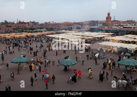 Ein Blick auf den berühmten Djemaa El Fna Platz in Marrakesch am frühen Abendlicht; Marokko Stockfoto