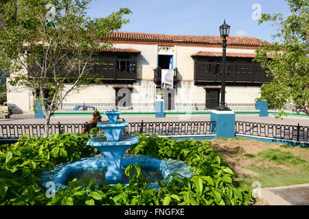 Santiago De Cuba, Kuba - 13. Januar 2016: Passanten vor Geschichtsmuseum in Santiago De Cuba, Kuba Stockfoto