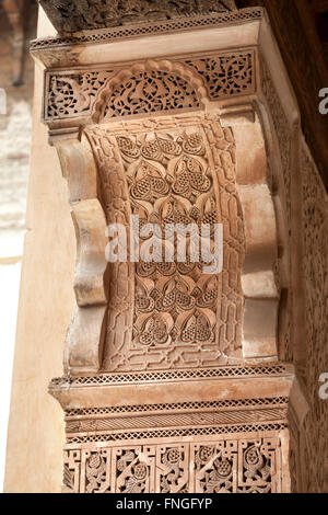 Gips Wanddekoration in der Medersa Ben Youssef, Marrakesch, Marokko Stockfoto