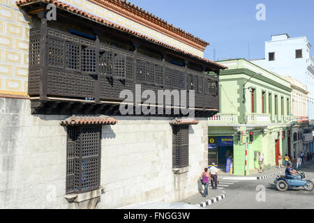 Santiago De Cuba, Kuba - 13. Januar 2016: Passanten vor Geschichtsmuseum in Santiago De Cuba, Kuba Stockfoto