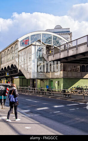 Berlin Gorlitzer u-Bahnhof, Bahnhof mit erhöhten Bahnhof und Eisenbahn Schienen Stockfoto