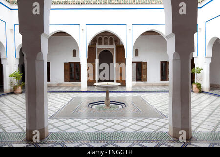 Zimmer mit Mosaik auf dem Boden im Palais De La Bahia, Marrakesch, Marokko Stockfoto