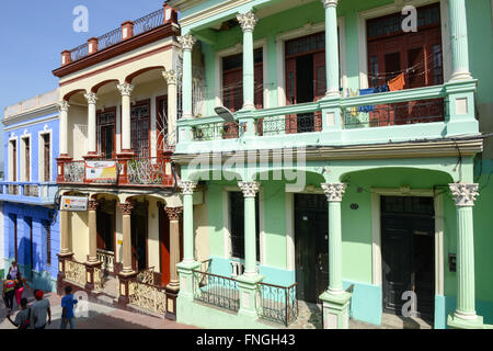 Santiago De Cuba, Kuba - 13. Januar 2016: Passanten vor Häusern im Kolonialstil in Santiago De Cuba, Kuba Stockfoto