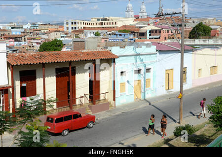 Santiago De Cuba, Kuba - 13. Januar 2016: Passanten vor Häusern im Kolonialstil in Santiago De Cuba, Kuba Stockfoto