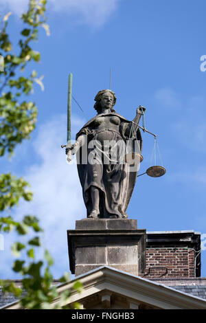 Alte Statue der Justitia auf dem Gravensteen in Leiden, Holland Stockfoto